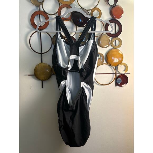 Women’s size 14 Speedo black and white hydrasuit - Picture 2 of 7